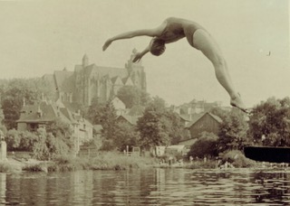 Datei:Kunstspringen in der Flußbadeanstalt.jpeg